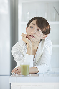 喝健康果汁的女人图片