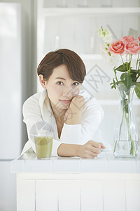 在家喝健康果汁的女人图片