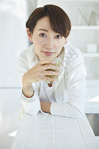 在家喝健康果汁的女人图片