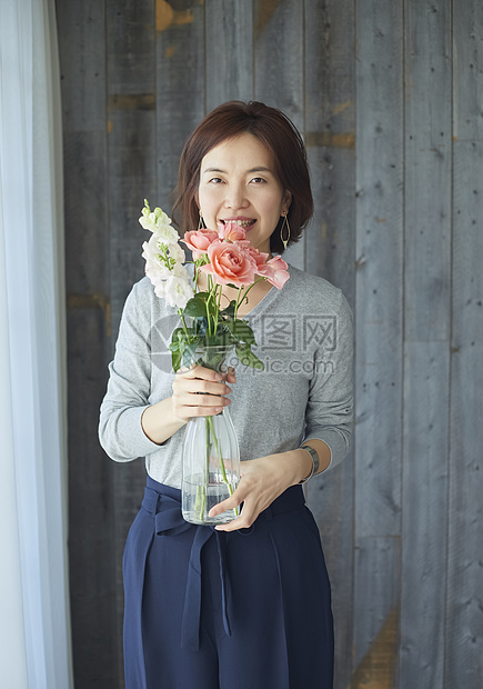 居家插花的优雅女性图片