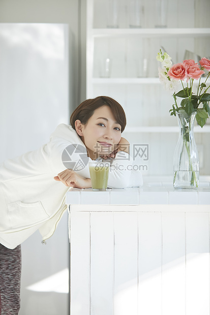 居家喝果汁的女人图片