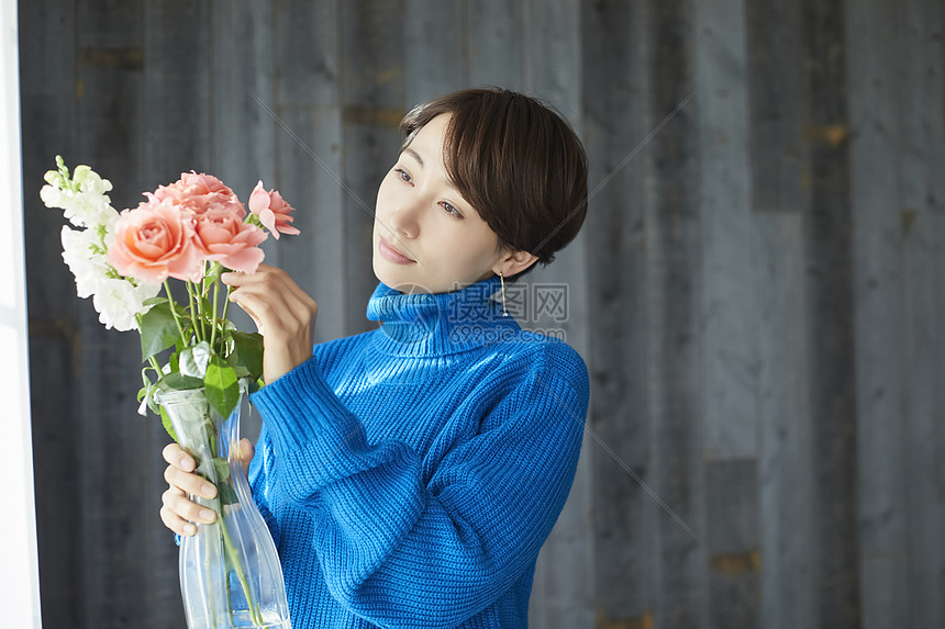 假日居家插花的女人图片