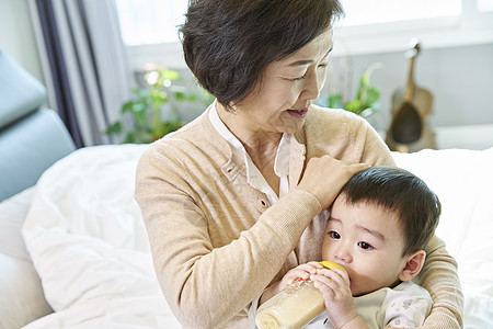 爷爷奶奶在家里带孩子图片