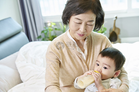 爷爷奶奶在家里带孩子图片