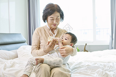 爷爷奶奶在家里带孩子图片