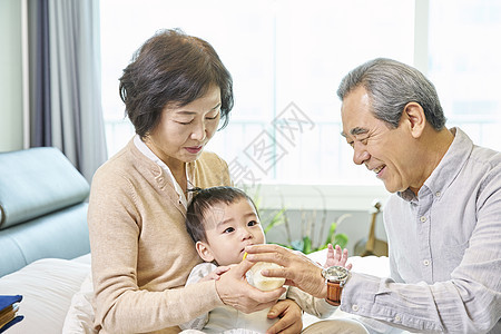 爷爷奶奶在家里带孩子图片