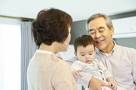 爷爷奶奶在家里带孩子图片