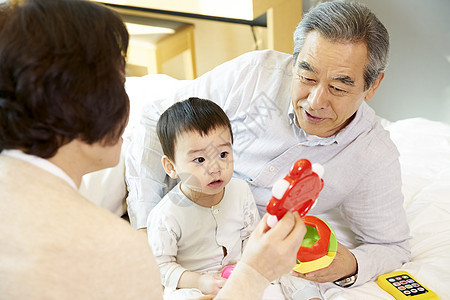 爷爷奶奶在家里带孩子图片