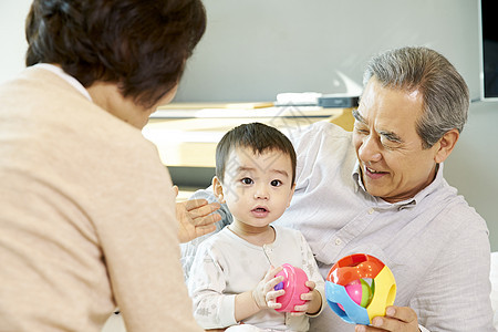 爷爷奶奶在家里带孩子图片