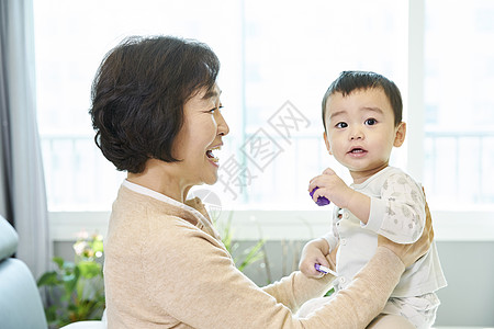 爷爷奶奶在家里带孩子图片