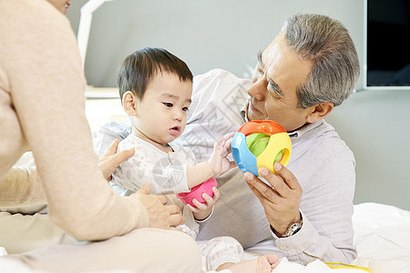 爷爷奶奶在家里带孩子图片