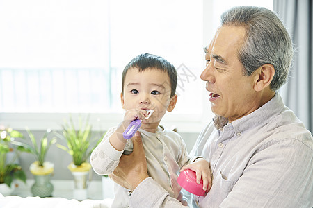 爷爷奶奶在家里带孩子图片