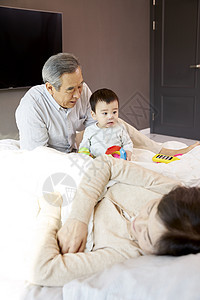 爷爷奶奶在家里带孩子图片