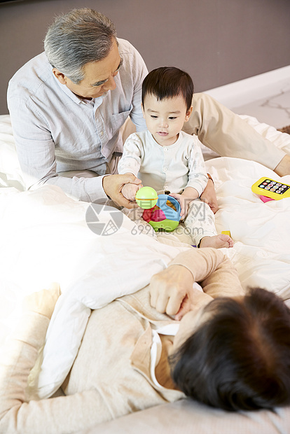 爷爷奶奶在家里带孩子图片