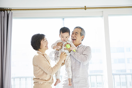 爷爷奶奶在家里带孩子图片