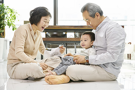 爷爷奶奶在家里带孩子图片