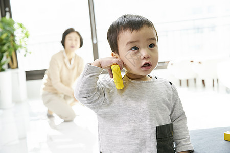 爷爷奶奶在家里带孩子图片