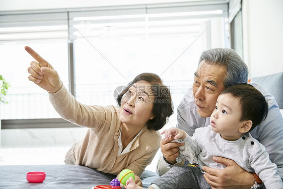 爷爷奶奶在家里带孩子图片