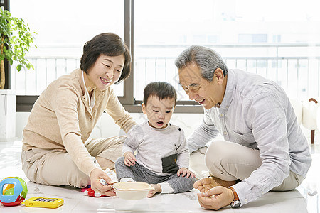 爷爷奶奶陪孙子一起玩耍图片