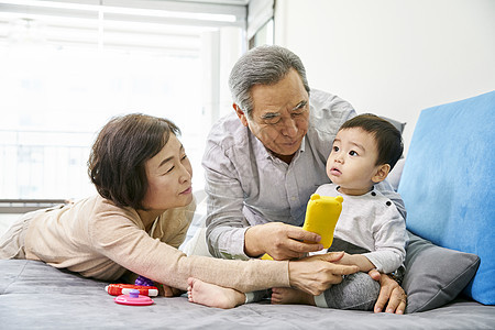 爷爷奶奶陪孙子一起玩耍图片