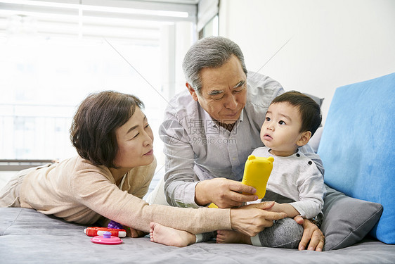 爷爷奶奶陪孙子一起玩耍图片