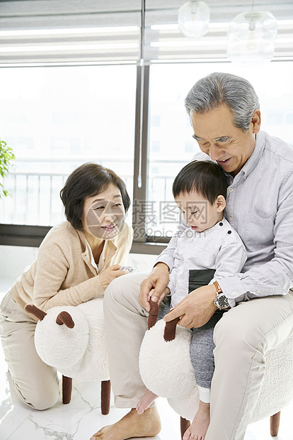 爷爷奶奶陪孙子一起玩耍图片