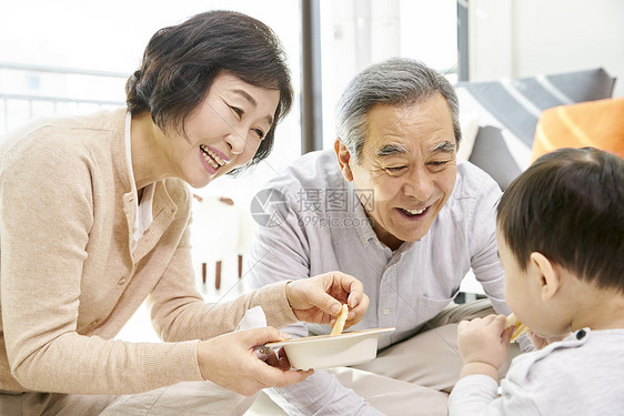 爷爷奶奶给孩子喂养辅食图片