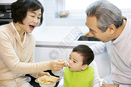 爷爷奶奶给孙子喂辅食图片