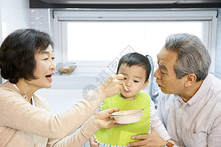 爷爷奶奶给孙子喂辅食图片