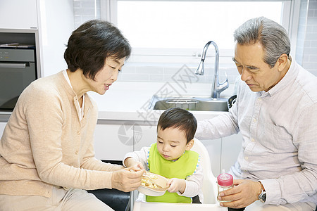 爷爷奶奶给孙子喂辅食图片