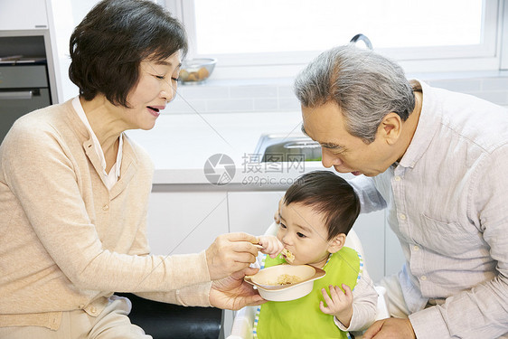 爷爷奶奶给孙子喂辅食图片