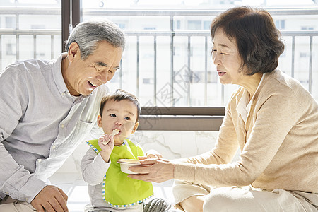 爷爷奶奶给孙子喂辅食图片