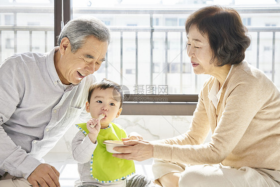 爷爷奶奶给孙子喂辅食图片