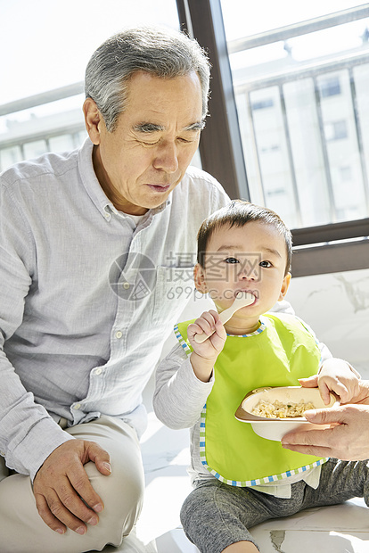 爷爷奶奶给孙子喂辅食图片