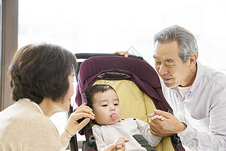 爷爷奶奶在家里带孩子图片