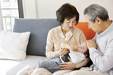 爷爷奶奶在家里带孩子图片