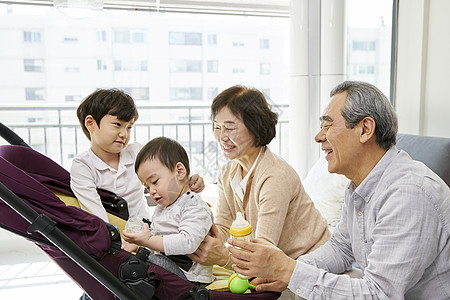 爷爷奶奶在家里带孩子图片