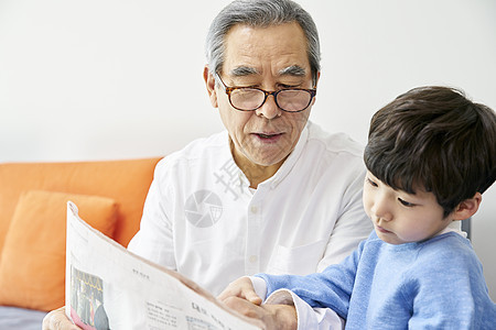 爷爷奶奶在家里带孩子图片