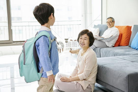 准备去上学的小男孩图片