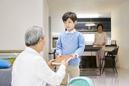 爷爷奶奶在家里带孩子图片