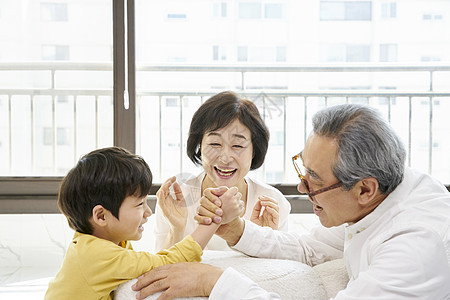 爷爷奶奶在家里带孩子图片