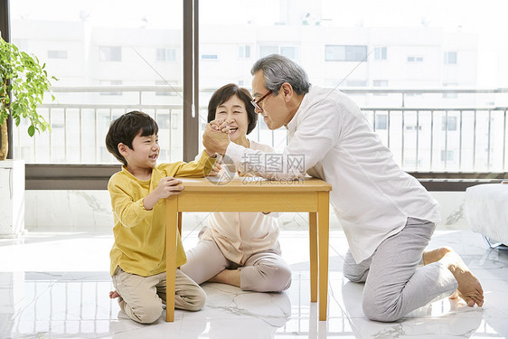 爷爷奶奶在家里带孩子图片