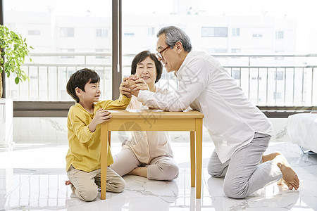 爷爷奶奶在家里带孩子图片