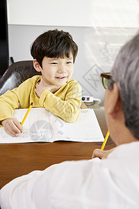 爷爷奶奶在家里带孩子图片