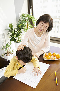 奶奶陪小男孩写字图片