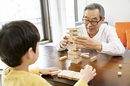 爷爷和孙子一起拼积木图片