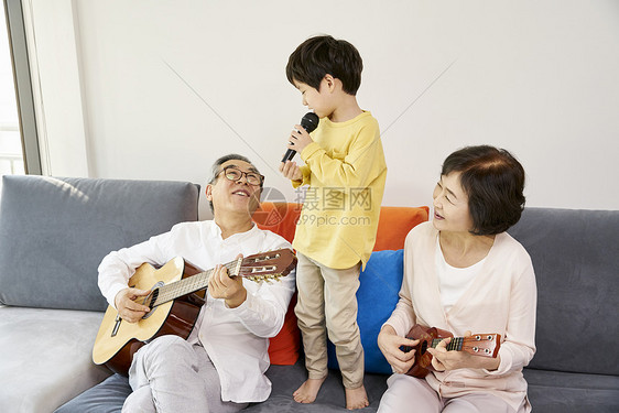 爷爷奶奶和小男孩一起弹奏音乐图片