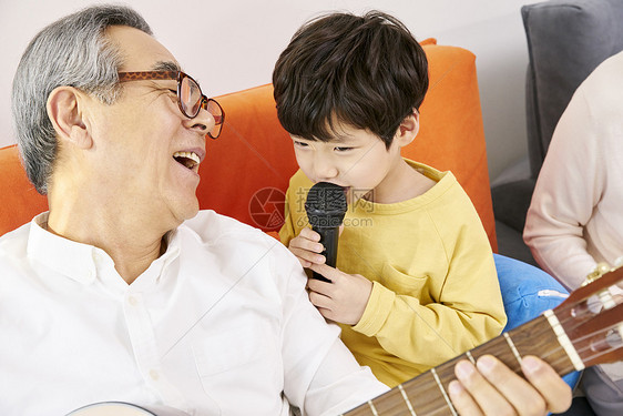 爷爷奶奶带孙子在客厅弹奏音乐图片
