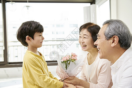 小男孩送花给爷爷奶奶图片