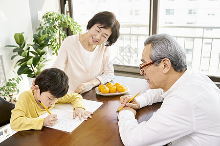 爷爷教孙子写字图片